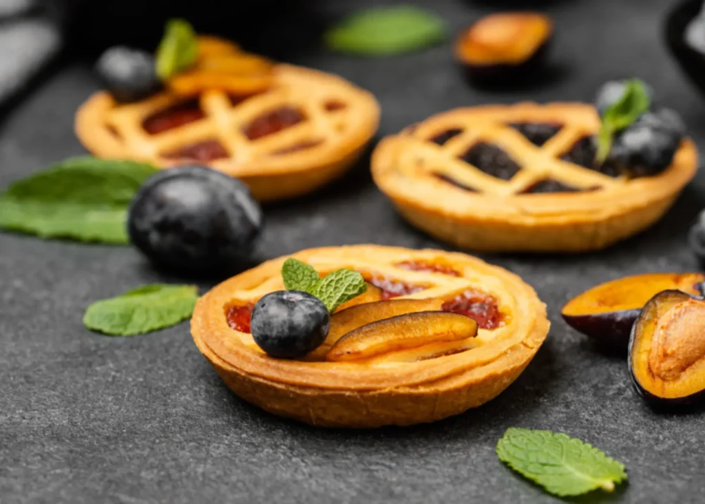 Image of a diabetic-friendly fruit pie with a cinnamon crust
